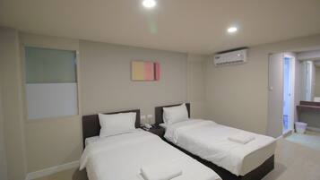 Habitación estándar con 2 camas individuales (No Window) | Wifi gratis y ropa de cama