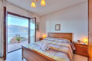 Nhà dành cho gia đình, nhiều giường, 2 phòng tắm, khu vực vườn (Pool House Parco Azzurro) | 2 phòng ngủ, bộ trải giường