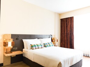 Minibar, caja fuerte, escritorio y cortinas opacas