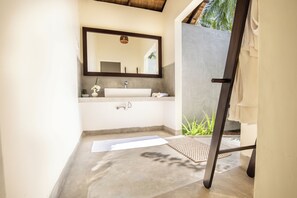 Deluxe Chalet | Bathroom | Shower, rainfall showerhead, free toiletries, hair dryer - Club Mango (Kandakuliya)