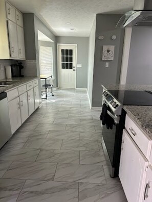 冰箱、微波炉、烤箱、炉灶