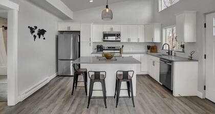 Brand New Luxury 1-Bedroom Minutes from Downtown & Hiking
