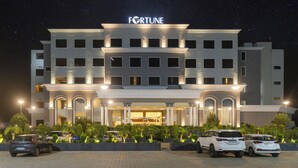 A multi-story hotel with a prominent "FORTUNE" sign, a well-lit entrance, and a parking area with several cars. - Fortune Park, Hoshiarpur - Member ITC Hotels' Group (Hoshiarpur)