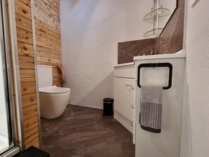 Dusche, umweltfreundliche Kosmetikartikel, Haartrockner, Handtücher