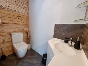 Dusche, umweltfreundliche Kosmetikartikel, Haartrockner, Handtücher