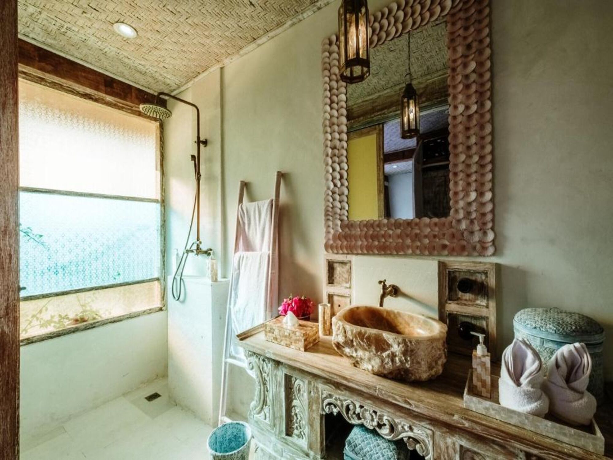 Shower, perlengkapan mandi gratis,  dan pengering rambut