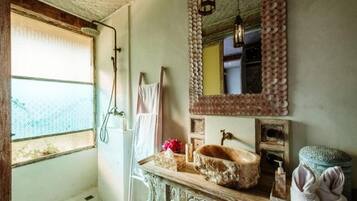 Shower, perlengkapan mandi gratis, dan pengering rambut