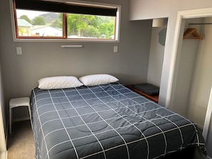 4 bedrooms, free WiFi - Classic Kiwi Bach on large section , close to shops and beach (Cooks Beach)