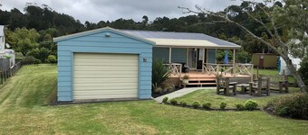 Classic Kiwi Bach on large section , close to shops and beach