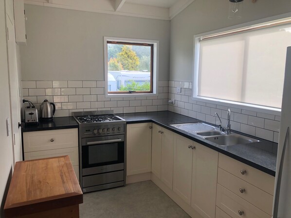 Fridge, oven, stovetop, electric kettle - Classic Kiwi Bach on large section , close to shops and beach (Cooks Beach)