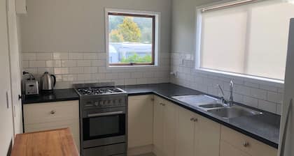 Classic Kiwi Bach on large section , close to shops and beach