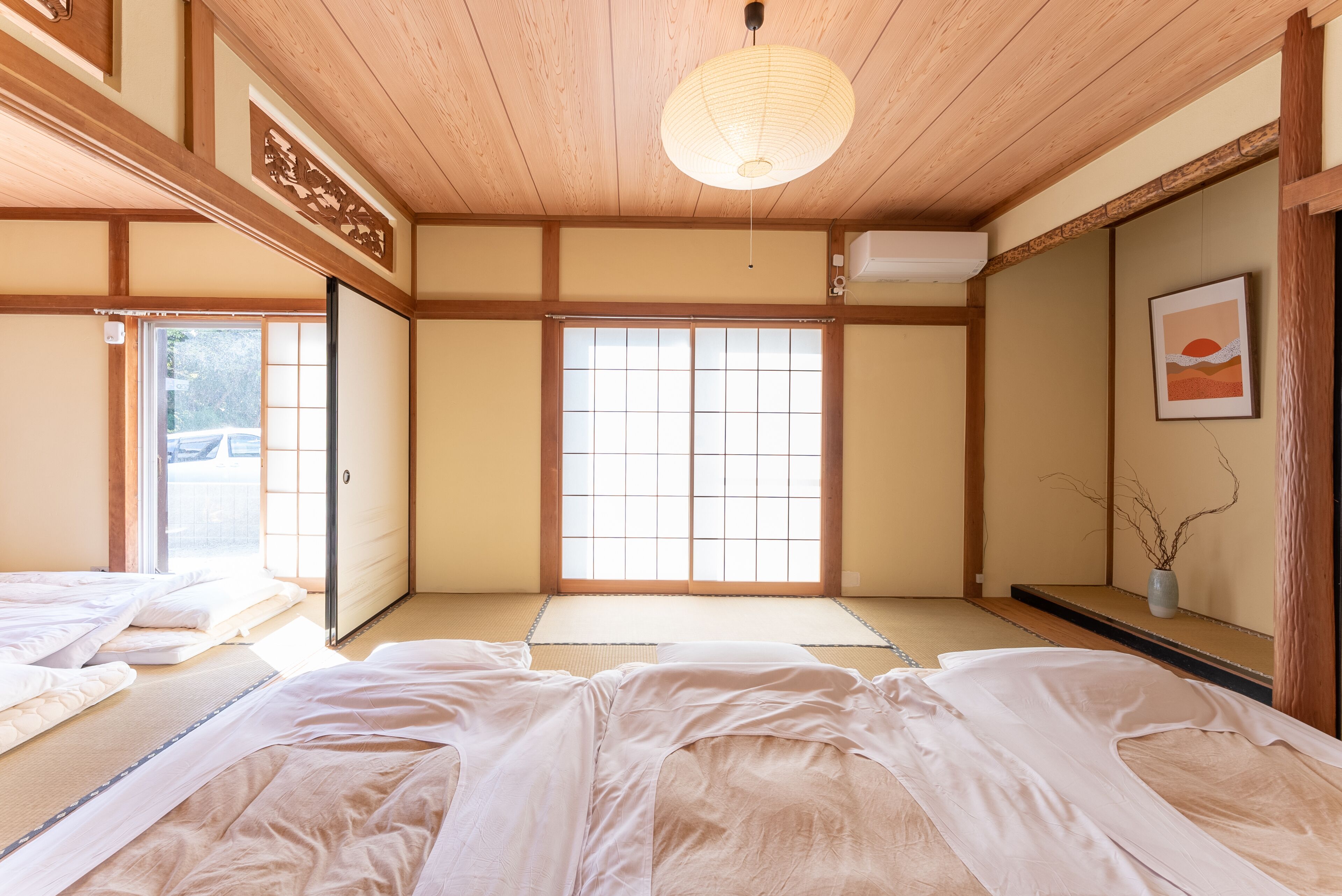 Nhà truyền thống | 3 phòng ngủ, bàn, khu vực làm việc phù hợp cho laptop 