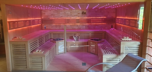 Vacation home Schöne Neue Welt, 11 bedrooms, sauna, whirlpool, steam bath, 5xWC