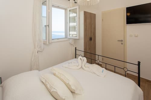 4 bedrooms, cribs/infant beds