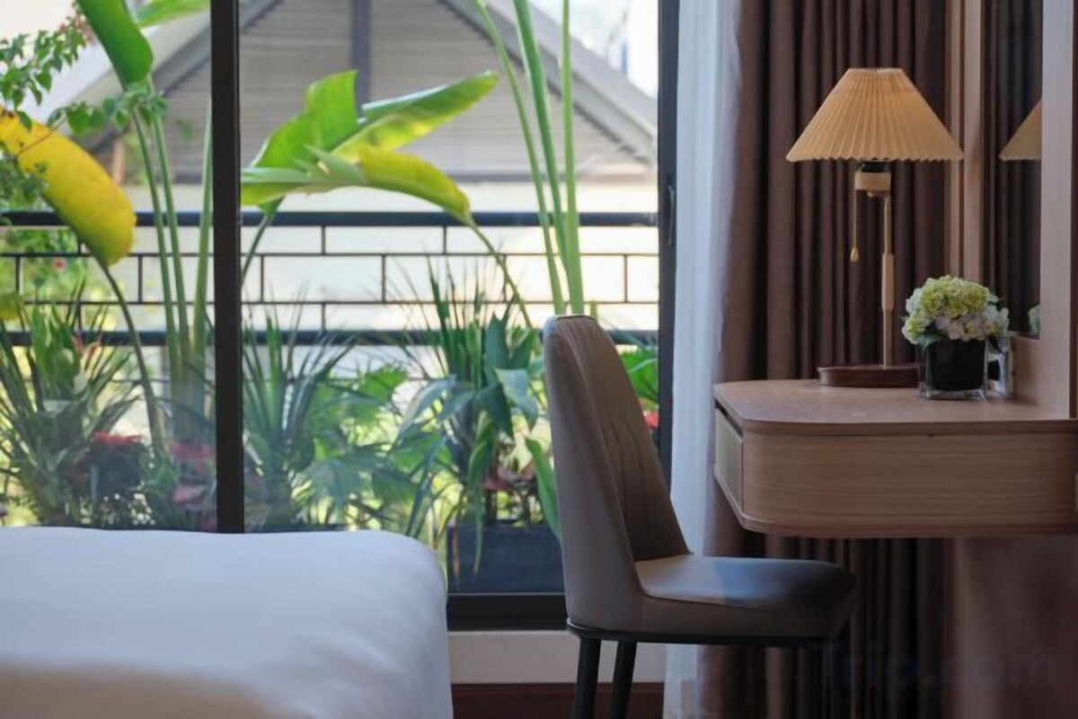 Premium bedding, minibar, desk, laptop workspace
