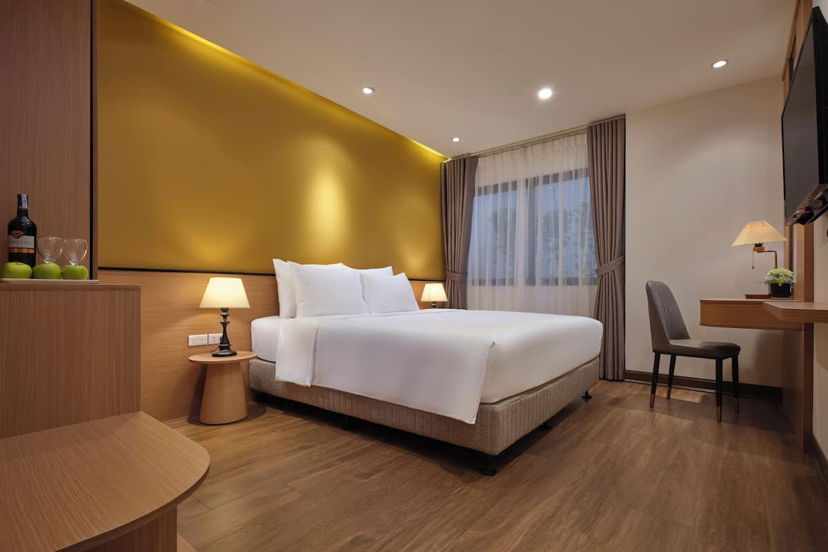 Desk, free WiFi, bed sheets