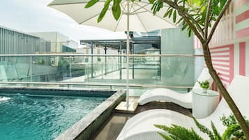 Hồ bơi ngoài trời phục vụ theo mùa