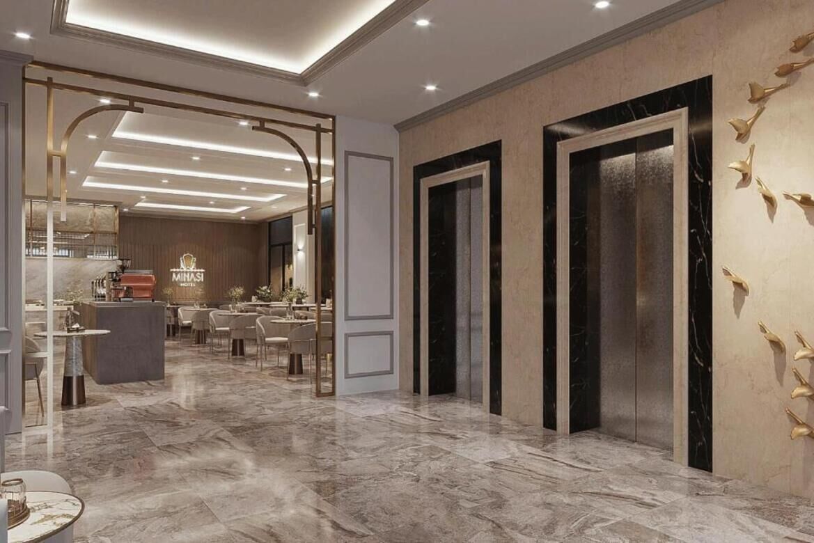 Um hall de hotel com piso de mármore, um balcão de recepção e uma área de refeições.