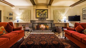 TV, fireplace, books - Luxurious holiday home on the foothills of Mt Kenya (Thirigitu, Nyeri County)