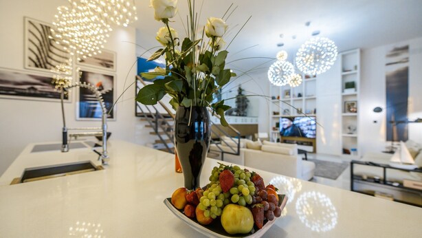 A dining table with a fruit bowl and a vase of flowers. - Villa Panorama (Crikvenica)