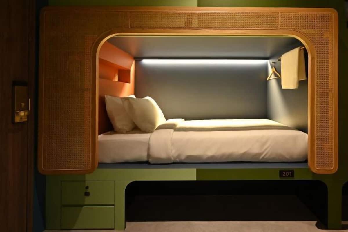 Tabla de planchar con plancha, wifi gratis y ropa de cama