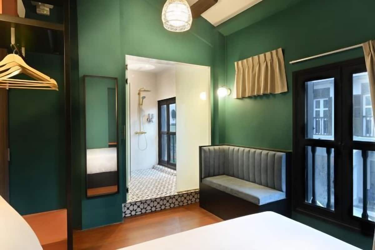 Tabla de planchar con plancha, wifi gratis y ropa de cama
