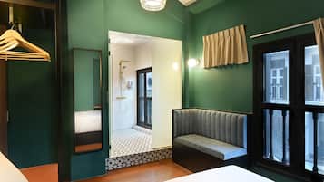 Deluxe tweepersoonskamer, 1 queensize bed, en-suite badkamer, uitzicht op de stad | Een strijkplank/strijkijzer, gratis wifi, beddengoed