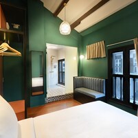 Tabla de planchar con plancha, wifi gratis y ropa de cama 