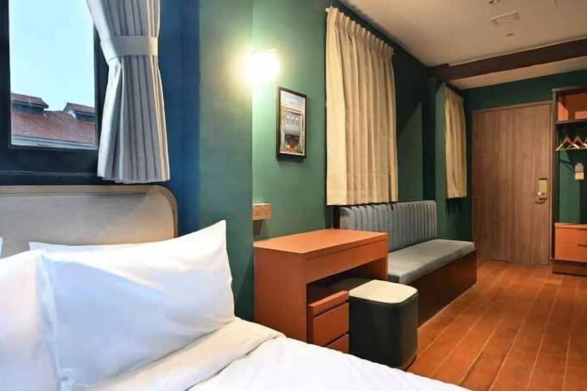 Tabla de planchar con plancha, wifi gratis y ropa de cama