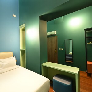 Dream Chaser Boutique Capsule Hotel