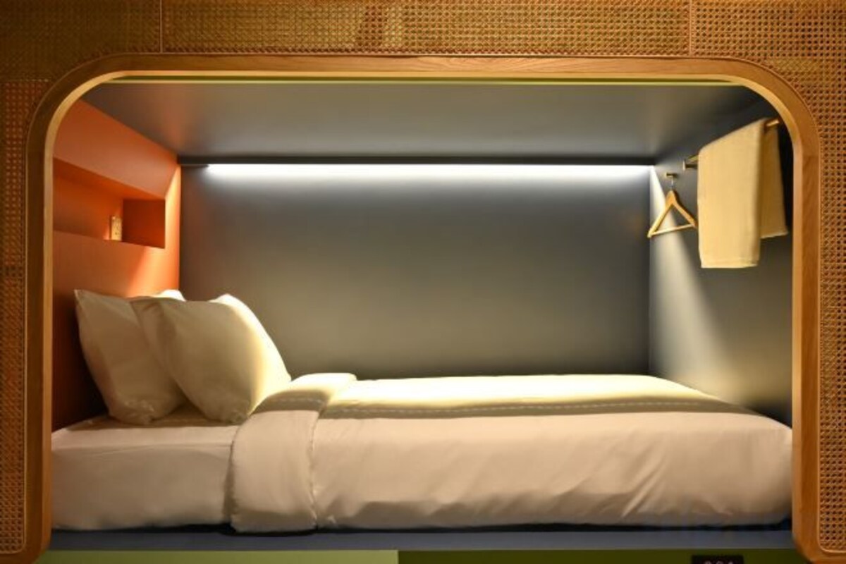 Tabla de planchar con plancha, wifi gratis y ropa de cama 