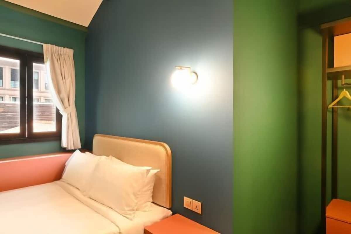 Tabla de planchar con plancha, wifi gratis y ropa de cama