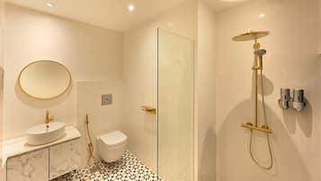 Deluxe Double Room, 1 Queen Bed, Ensuite, City View | Bathroom | Hair dryer, slippers, bidet, towels