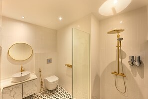 Habitación doble Deluxe, 1 cama Queen size, baño en la habitación, vista a la ciudad | Baño | Secadora de cabello, pantuflas, bidet, toallas 