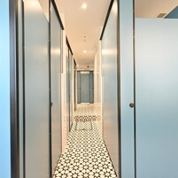 Secador de pelo, pantuflas, bidet, toallas