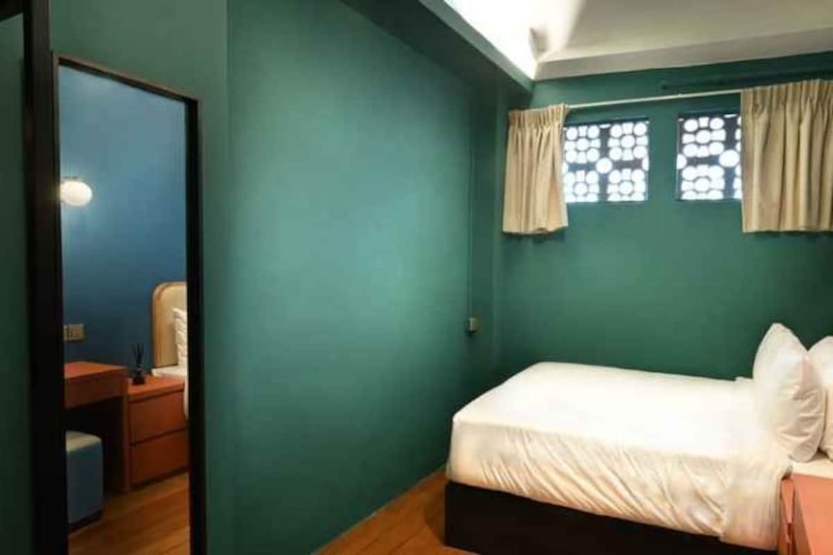 Tabla de planchar con plancha, wifi gratis y ropa de cama 