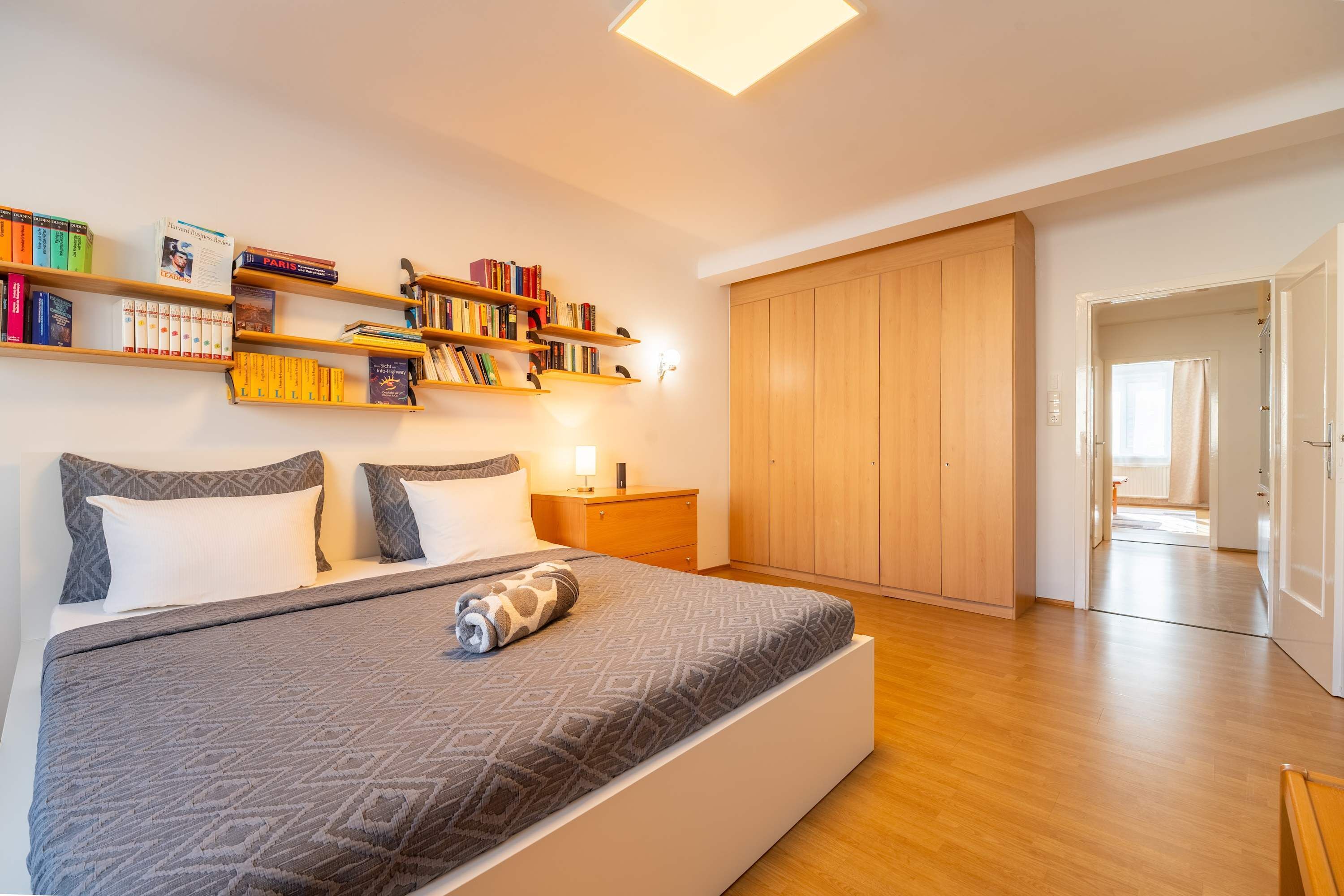 2 Schlafzimmer, Schreibtisch, Bügeleisen/Bügelbrett, Reisekinderbett