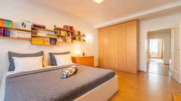 2 Schlafzimmer, Schreibtisch, Bügeleisen/Bügelbrett, Reisekinderbett