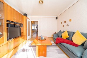 تلفزيون ذكي، ألعاب فيديو، مشغل دي في دي، كُتُب