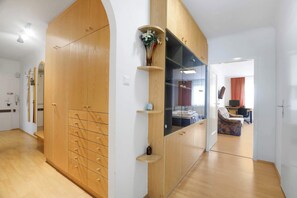 2 Schlafzimmer, Schreibtisch, Bügeleisen/Bügelbrett, Reisekinderbett