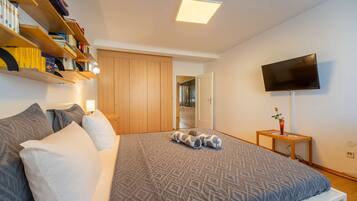 2 bedrooms, desk, iron/ironing board, travel cot