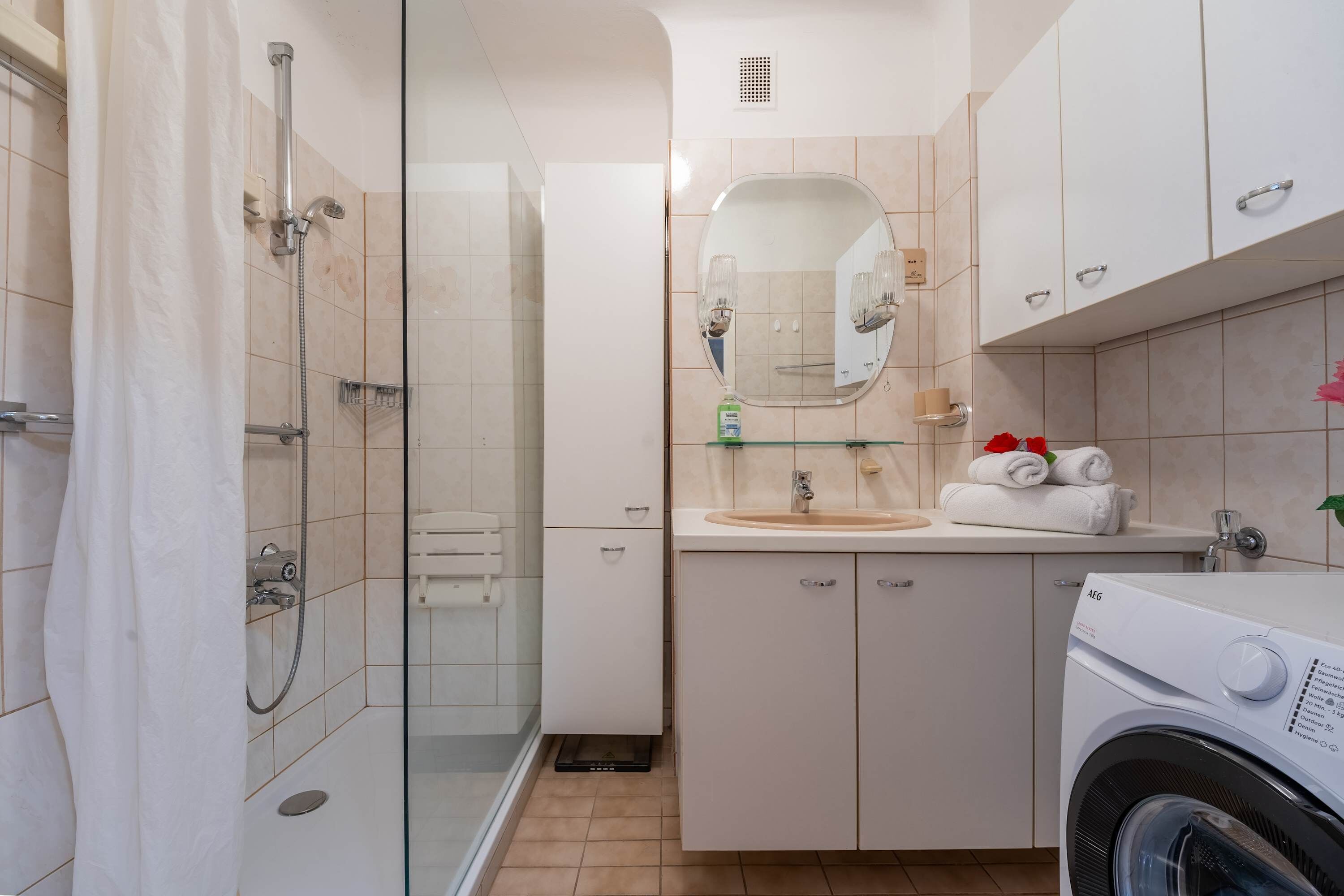 Dusche, umweltfreundliche Kosmetikartikel, Haartrockner, Handtücher