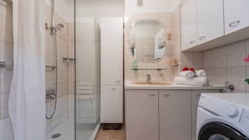 Dusche, umweltfreundliche Kosmetikartikel, Haartrockner, Handtücher