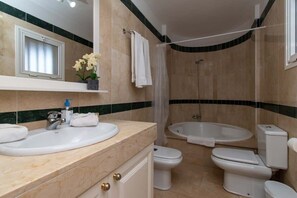 Bathtub, towels - Benimar 13 - Two Bed overlooking the pool (Costa Adeje)