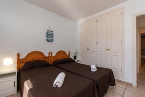 2 عدّة غرف نوم ومكواة/لوح كي وواي فاي وملاءات أسرّة