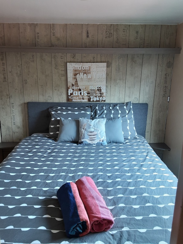2 bedrooms, travel crib, WiFi, bed sheets