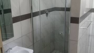 Combined shower/tub, free toiletries, hair dryer