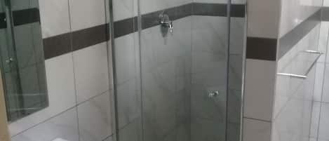Tina con regadera, amenidades de baño gratuitas, secadora de cabello
