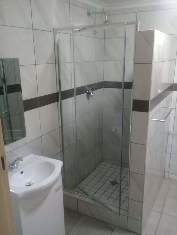 Suihkun ja ammeen yhdistelmä, ilmaiset hygieniatuotteet, hiustenkuivaaja