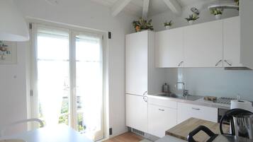 Frigorifero, microonde, forno, piano cottura